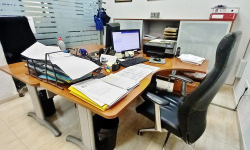 Despacho de con una mesa, sillas y un ordenador.