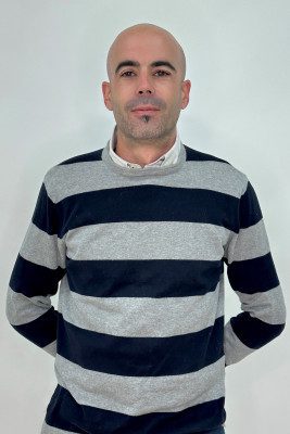 José Francisco Alcaraz -Docente informático posando en un fondo blanco.