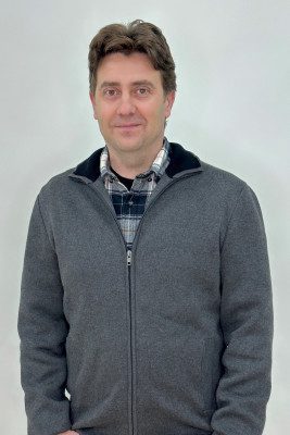 Antonio Pérez - Docente informático posando en un fondo blanco.