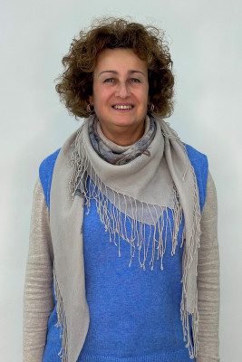 Carmen Tarifa - Docente Inglés posando en un fondo blanco.